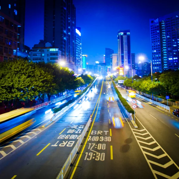 Forgalmas nagyvárosi éjszakai forgalom — Stock Fotó