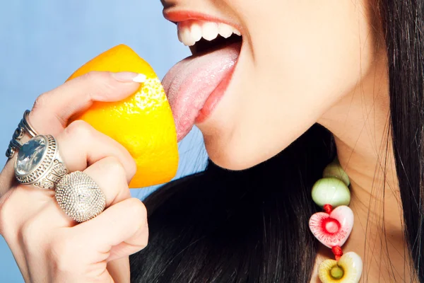Tongue and lemon — Stock Photo, Image