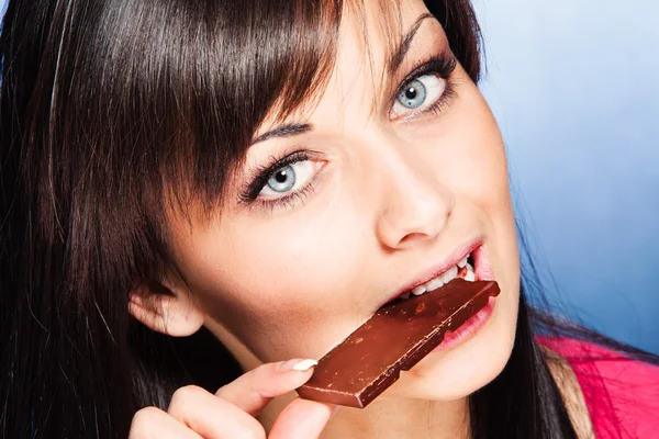 Woman eat chocolate bar — Stock Photo, Image