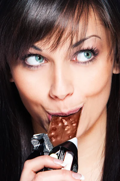 Mujer comer barra de chocolate — Foto de Stock