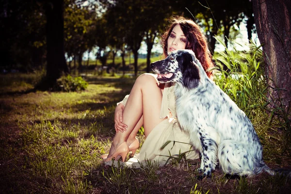 Женщина и собака — стоковое фото