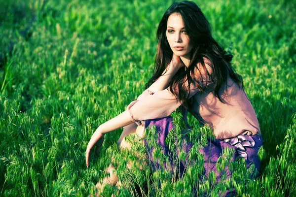 在草丛中的女人 — 图库照片