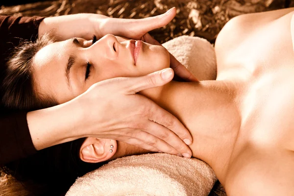 Profesionální obličejová masáž — Stock fotografie