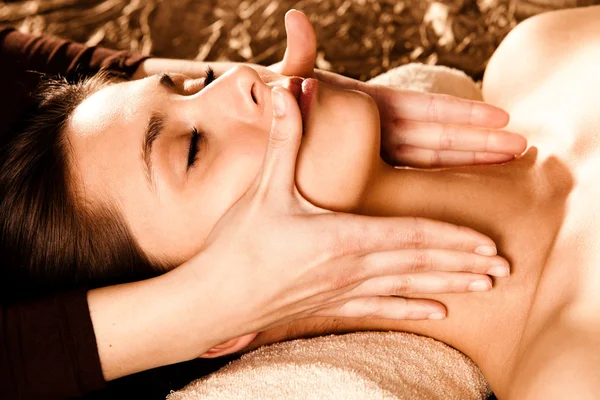 Geniet van in gezicht massage — Stockfoto