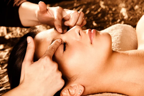 Professionele gezicht massage — Stockfoto