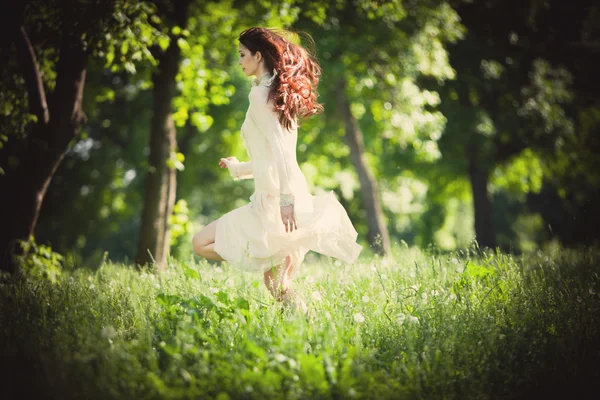 Redhead vrouw in het bos — Stockfoto