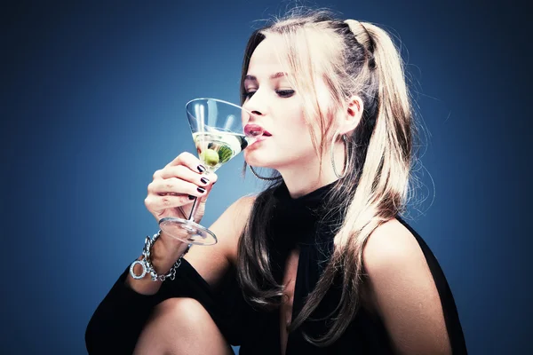 Frau trinkt Martini — Stockfoto