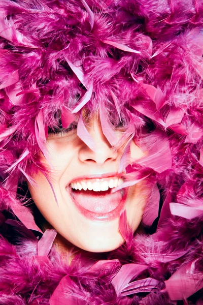 Mulher alegre em penas rosa — Fotografia de Stock