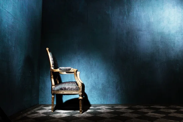 Кресло в стиле Луи в синей комнате — стоковое фото