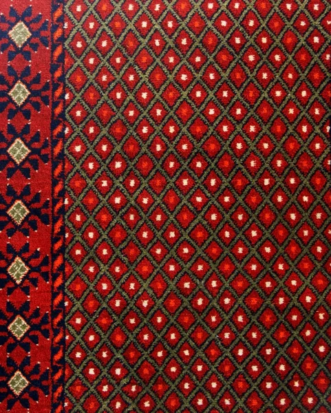 Kırmızı süslü geleneksel halı doku — Stok fotoğraf