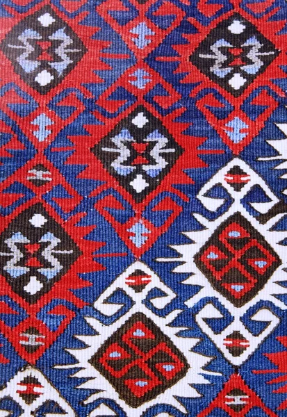 Piros díszes hagyományos szőnyeg textúra — Stock Fotó