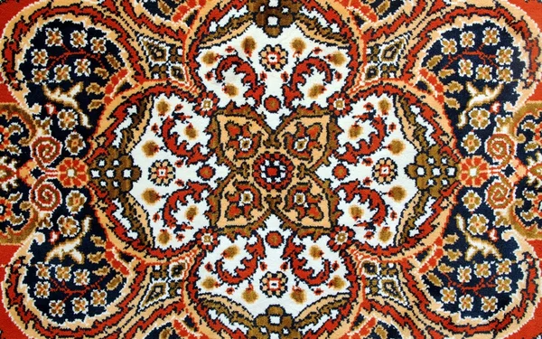 Kırmızı süslü geleneksel halı doku — Stok fotoğraf