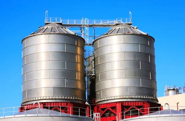 Olie-industrie van grote chemische tank benzine container — Stockfoto