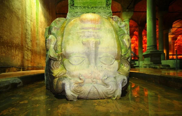 Medusa hoofd op grondwater basilica cisterne - istanbul — Stockfoto