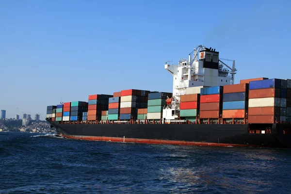 Containerschiff am Bosporus, Istanbul lizenzfreie Stockbilder