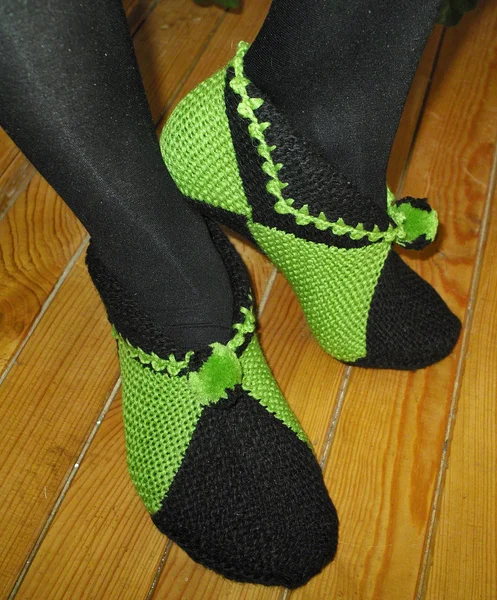 Zapatillas femeninas de punto a mano — Foto de Stock