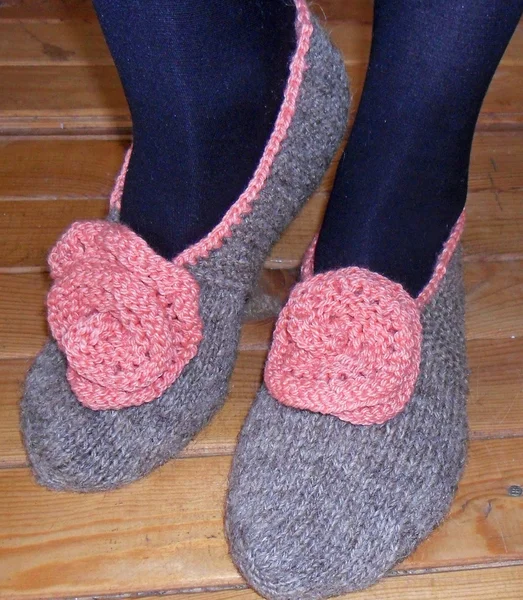 Ručně pletené filcové papuče — Stock fotografie