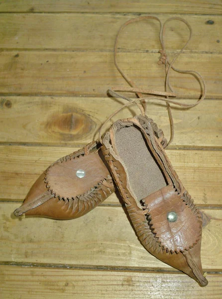 Vintage přírodní kožené pantofle — Stock fotografie