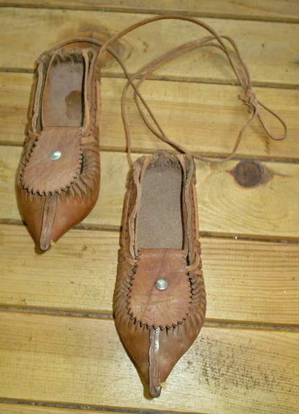 Zapatillas de cuero natural vintage —  Fotos de Stock