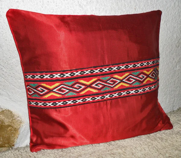 Винтажная подушка с вышивкой — стоковое фото