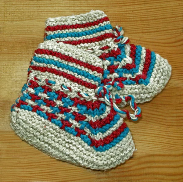 手工编织婴儿袜 — 图库照片