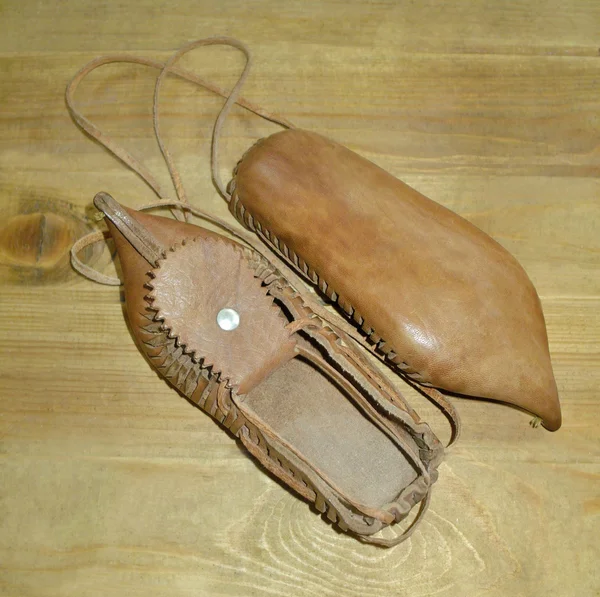 Винтажные натуральные кожаные тапочки — стоковое фото