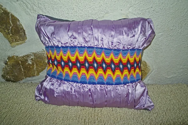 Travesseiro vintage com bordado — Fotografia de Stock