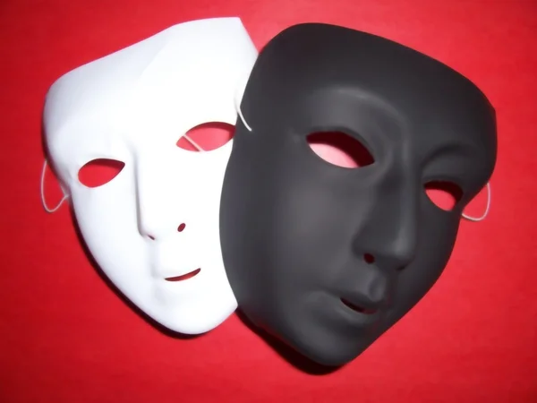 Maskers op rode achtergrond — Stockfoto