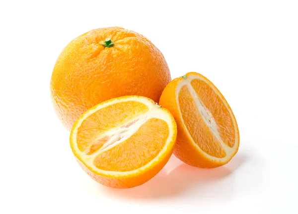 Två apelsiner på vit bakgrund — Stockfoto