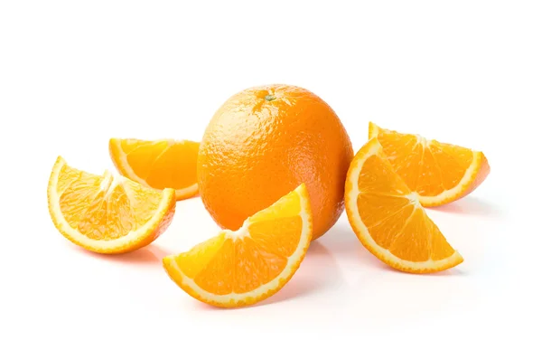 Arancione e fette su sfondo bianco — Foto Stock