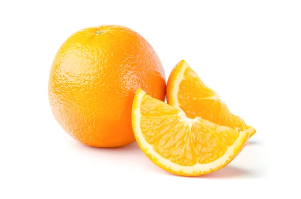 Naranja y rodajas sobre fondo blanco — Foto de Stock
