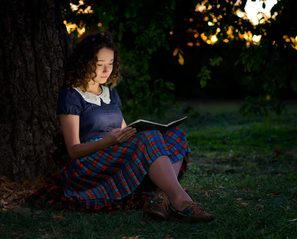 Het meisje met boek — Stockfoto