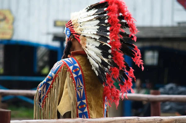 Índio com uma pluma — Fotografia de Stock