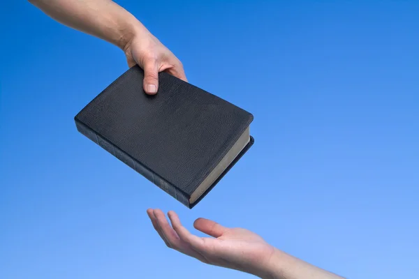 Dando la mano Biblia — Foto de Stock