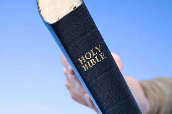 La mano sosteniendo la Biblia - De cerca — Foto de Stock