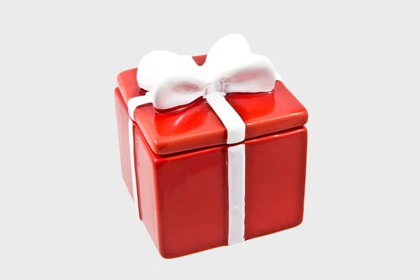 Single red gift box with white ribbon on gray background — Stock Photo, Image