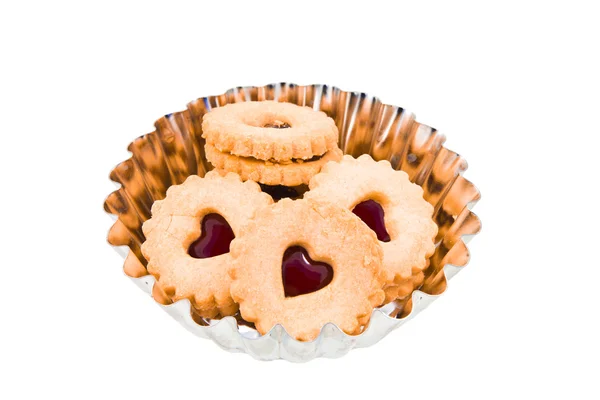 Круглый печенье с сердцем из красного варенья на белом фоне — стоковое фото