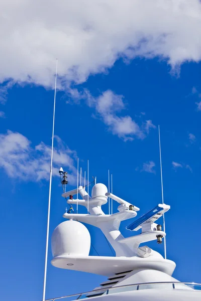 Ships antenna and navigation system versus the sky. — Stock Photo, Image