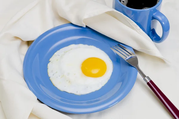 Жареное яйцо и кофе — стоковое фото