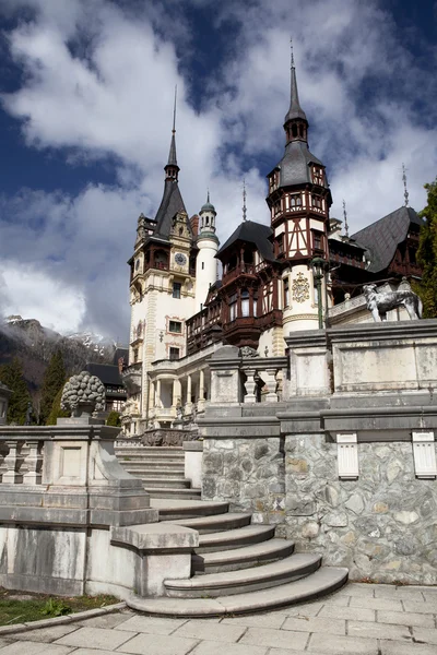 Görünüm peles Kalesi Kulesi, sinaia, Romanya — Stok fotoğraf