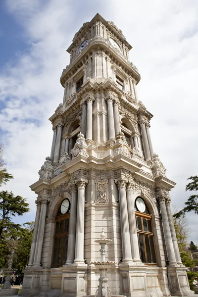 istanbul'da Dolmabahçe Saat Kulesi. Türkiye.