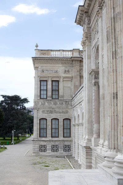 Боковая сторона дворца дольмабахов, на которой изображена красивая каменная работа — стоковое фото