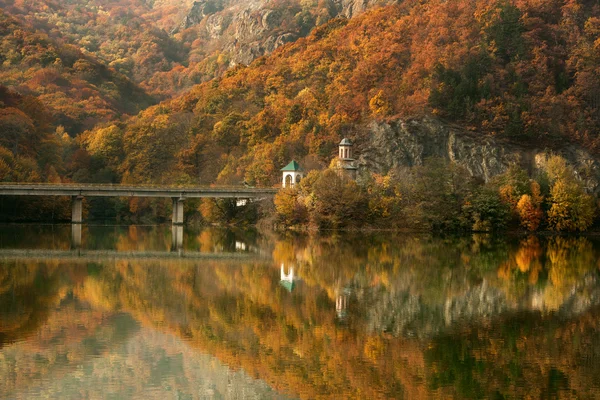 秋天在 olt 谷，照片摄于罗马尼亚 — 图库照片
