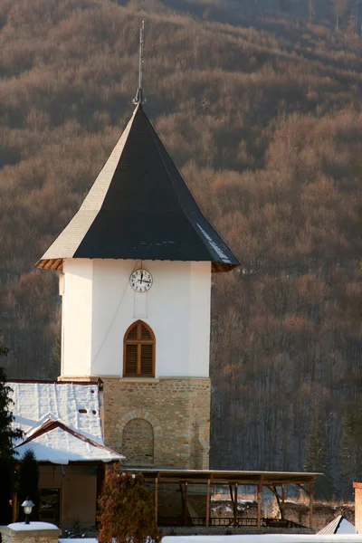 루마니아에 있는 pangarati 수도원의 방어 시계 타워 — 스톡 사진