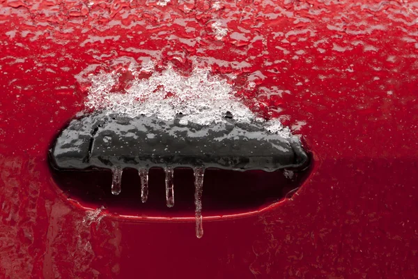 Припаркованный автомобиль, покрытый снегом во время холодного дождя — стоковое фото