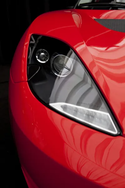 Röd bil strålkastare — Stockfoto