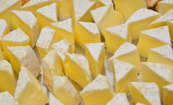 Кусочки сыра на тарелке — Stok fotoğraf