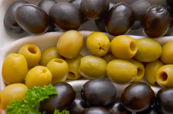 Оливки и маслины на тарелке — Stock Photo, Image