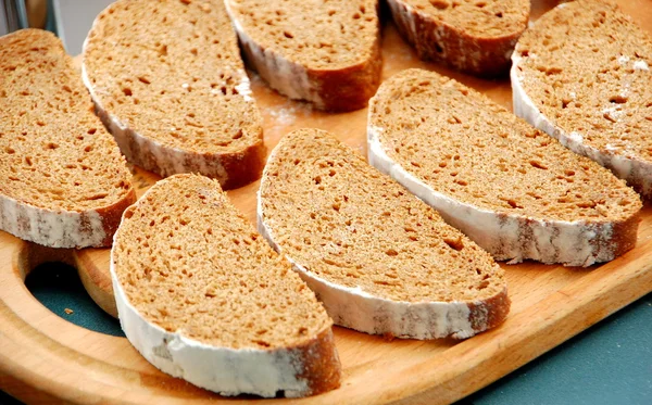 Нарезанный хлеб на разделочной доске ロイヤリティフリーのストック写真