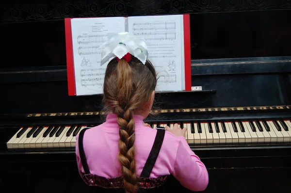 Девочка играет на пианино Stok Resim